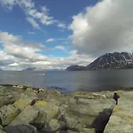 Semesterbostad Lyngen Fjordcamp *